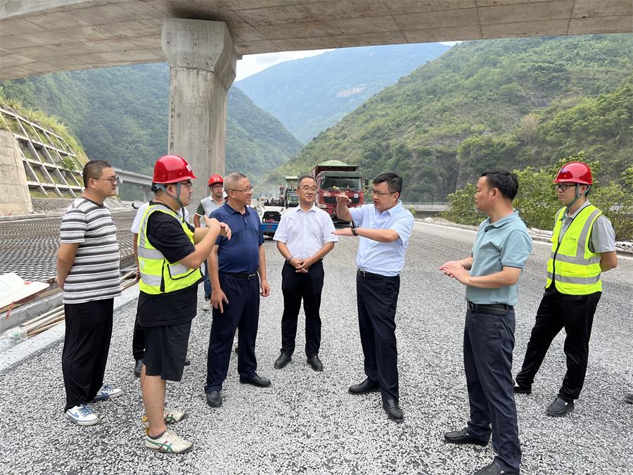 BEVITOR·伟德国际集团党委书记、董事长陈光军赴峨汉高速调研。.jpg