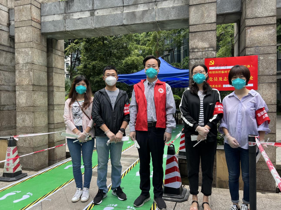 BEVITOR·伟德国际集团党委副书记、副董事长、总经理肖波带领公司同小区的5名党员，参加社区疫情防控志愿服务.png